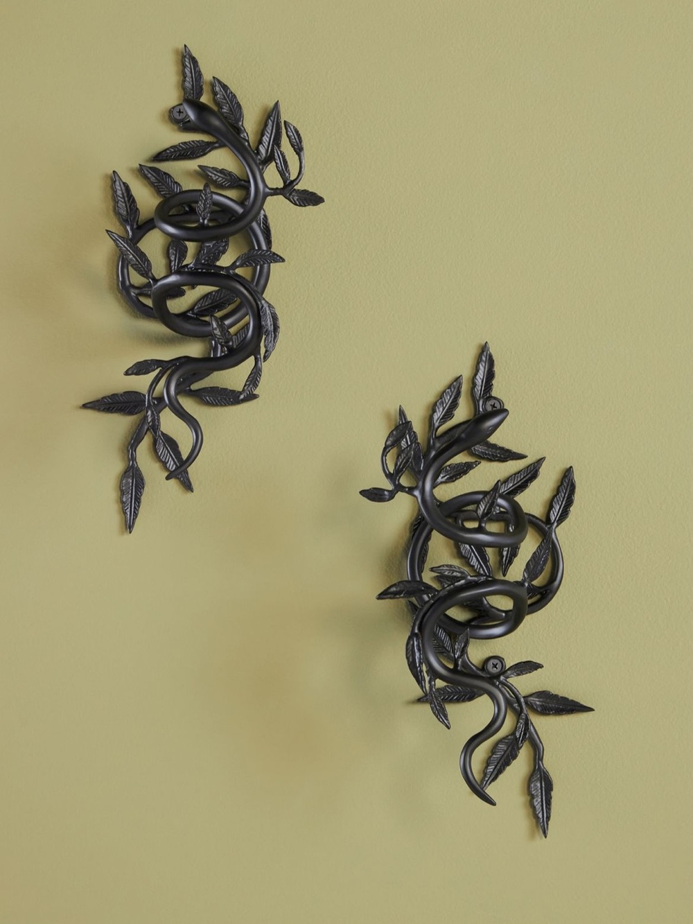 Anthropologie Serpentine Black curtain tie back ne Black Metal Vine Wall Accent